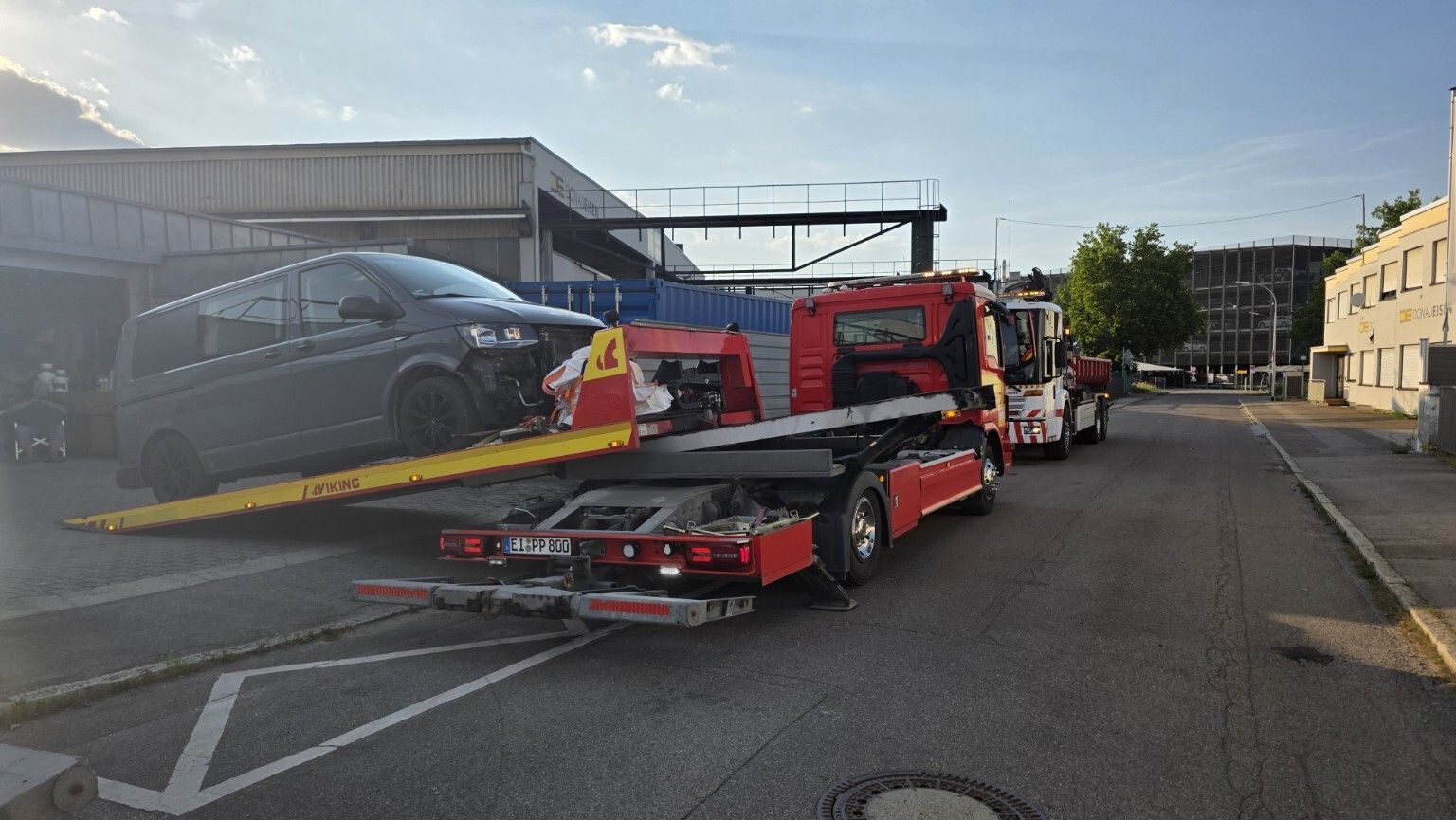 ABS Bergungsfahrzeug mit seitlich gedrehtem Plateau und verladenem Transporter