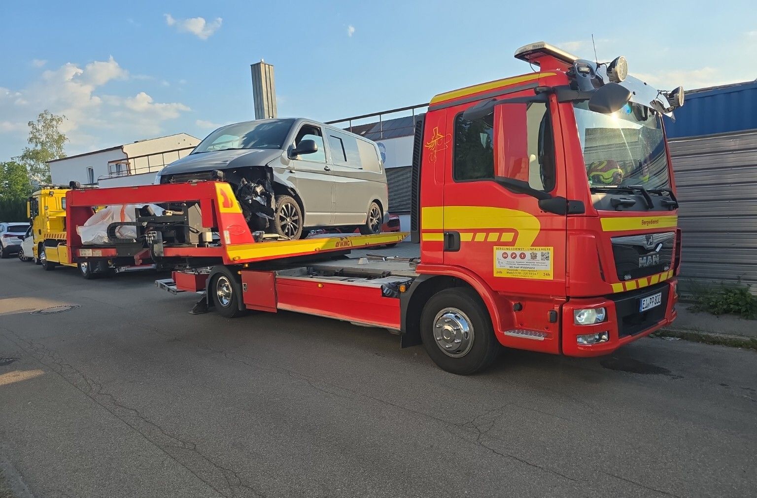 Beschädigter Transporter auf dem seitlich ausgerichteten ABS Drehplateau