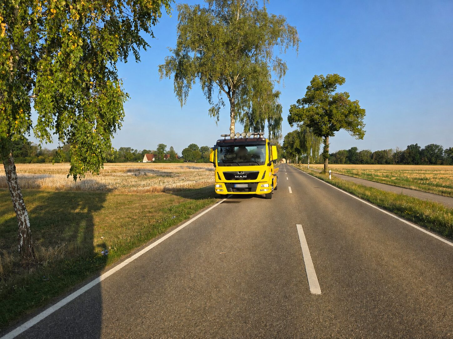 Gelbes ABS Bergungsfahrzeug auf einer Landstraße bei Ingolstadt