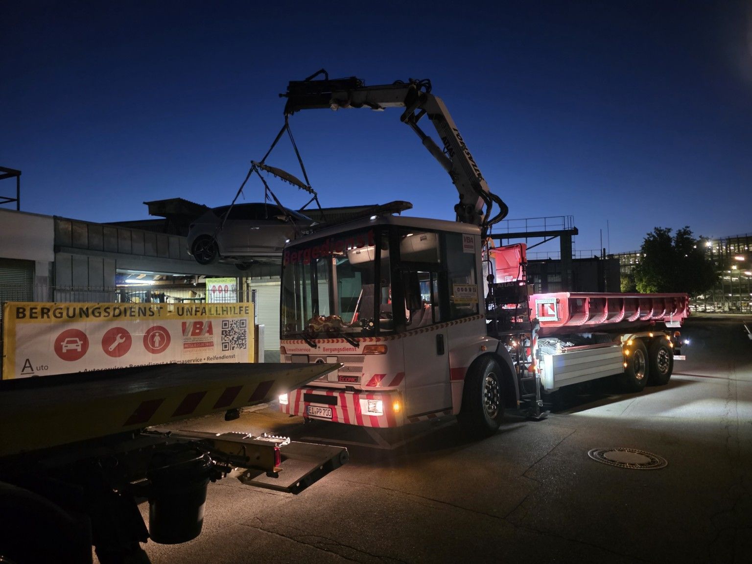 ABS Kranverladung eines Fahrzeugs bei Nacht