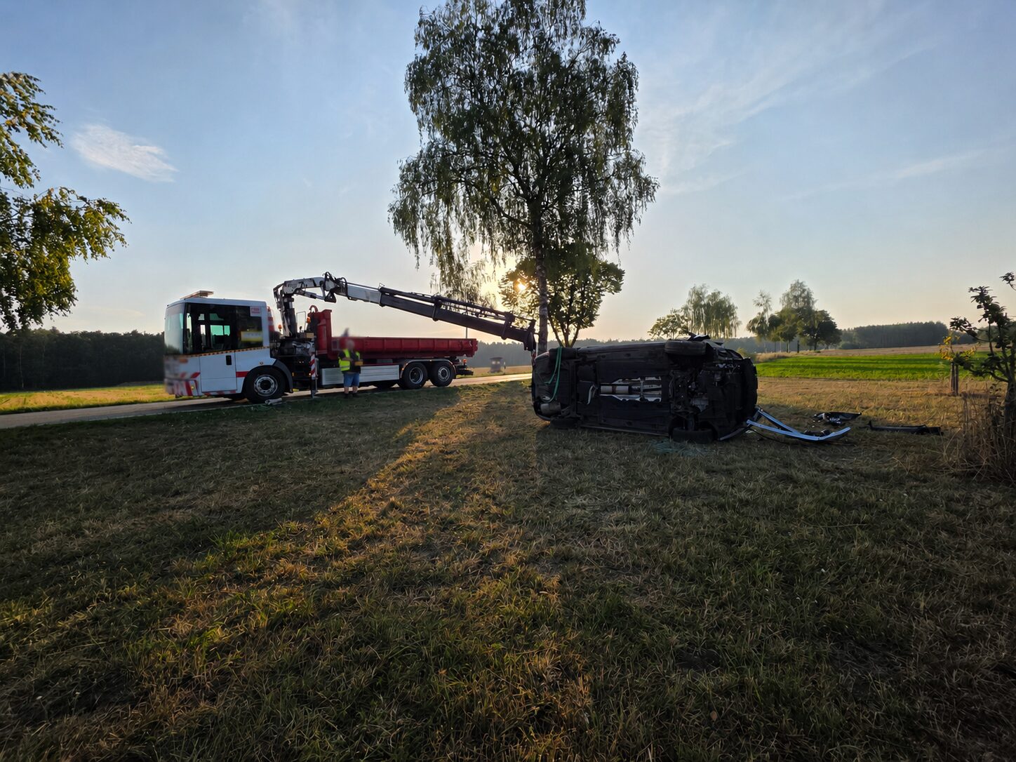 ABS Kranbergung eines seitlich liegenden Unfallfahrzeugs bei Ingolstadt
