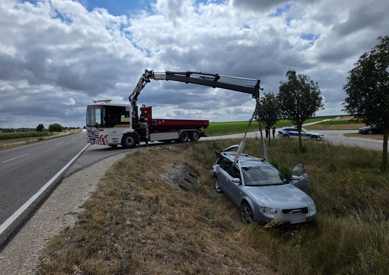 ABS Kranbergung eines Unfallfahrzeugs aus einer Böschung