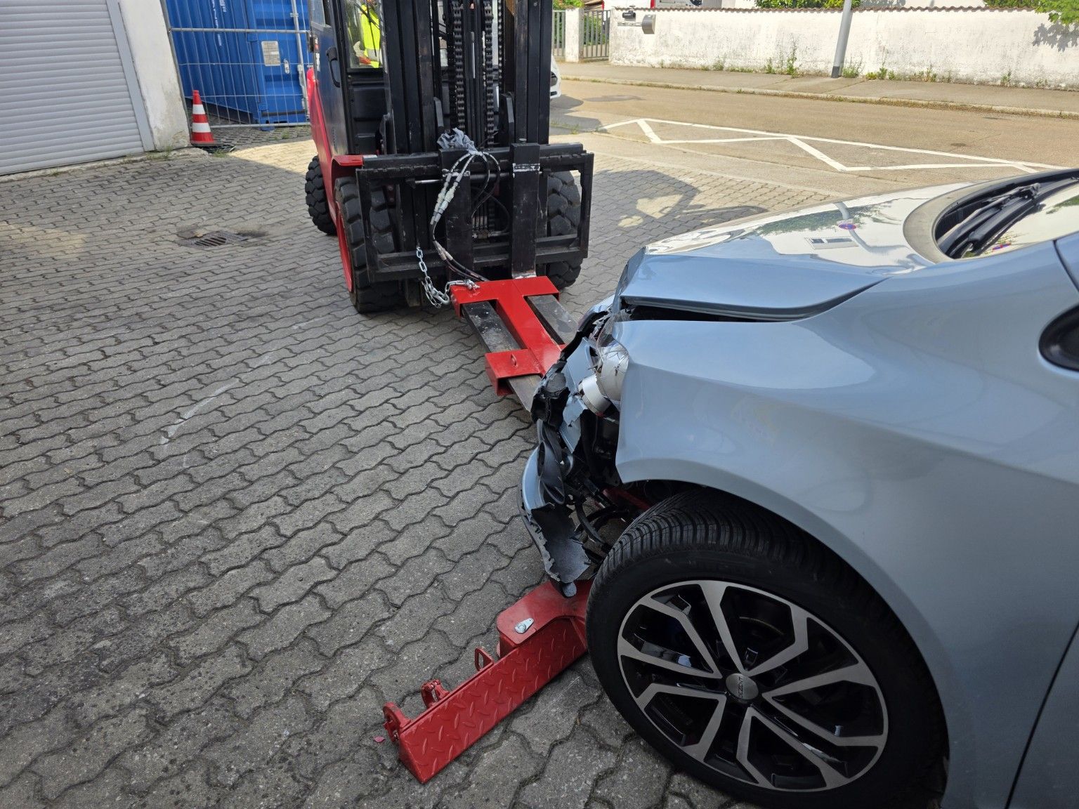 Detailansicht der Spezialbrille am nicht rollfähigen Fahrzeug
